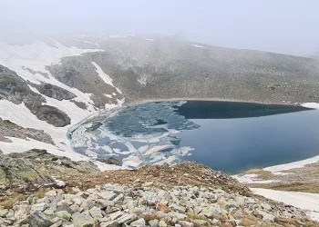 Uludağ’ın buzlu göllerinde serinliyor