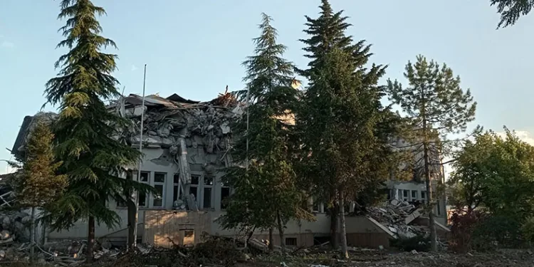 Hasar alan hükümet konağı yıkıldı