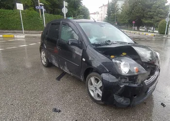 Otomobil ile hafif ticari araç çarpıştı