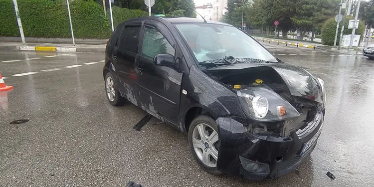 Otomobil ile hafif ticari araç çarpıştı