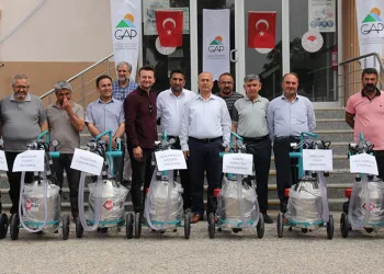 Ahırları yıkılan süreticilere süt sağım makinesi dağıtıldı