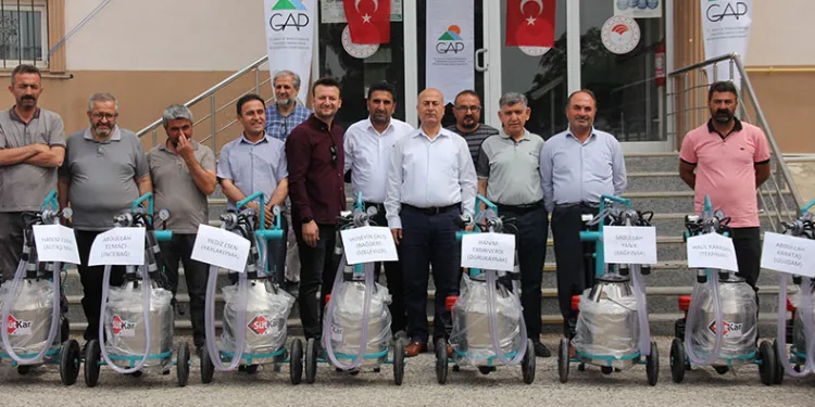 Ahırları yıkılan süreticilere süt sağım makinesi dağıtıldı