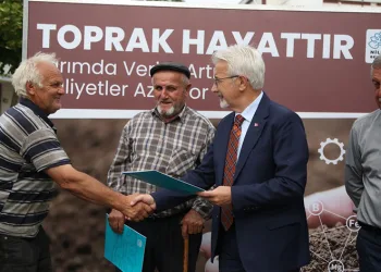 Çiftçilerin toprakları ücretsiz analiz edildi