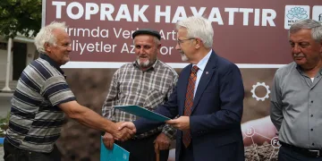 Çiftçilerin toprakları ücretsiz analiz edildi