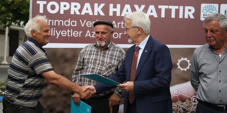 Çiftçilerin toprakları ücretsiz analiz edildi