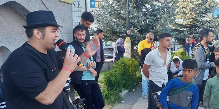 İranlı yerel sanatçı kent meydanında coşturdu