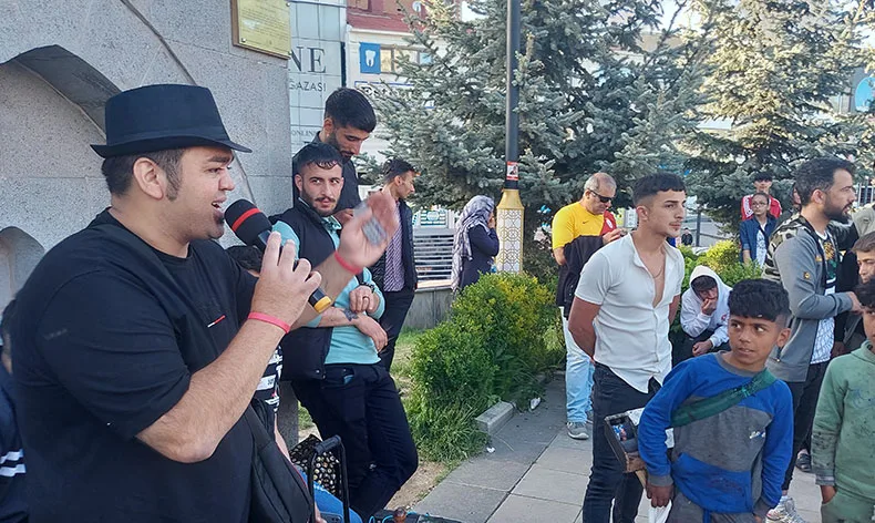 İranlı yerel sanatçı kent meydanında coşturdu