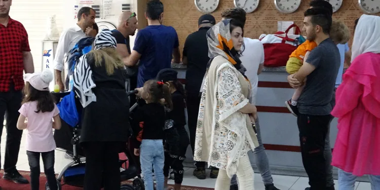 İranlı turistler tatil için Van’a akın etti