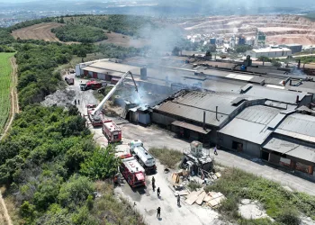 Bursa’da boya fabrikasında yangın