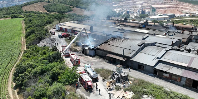 Bursa’da boya fabrikasında yangın