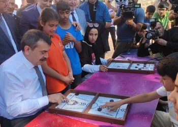 Bakan Tekin, öğrencilerle oyun oynadı
