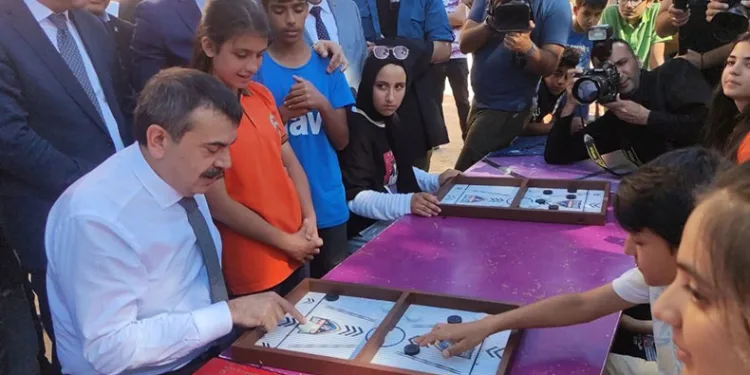 Bakan Tekin, öğrencilerle oyun oynadı