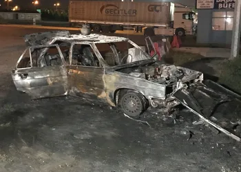 Yanan otomobili bırakıp kaçtı