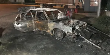 Yanan otomobili bırakıp kaçtı
