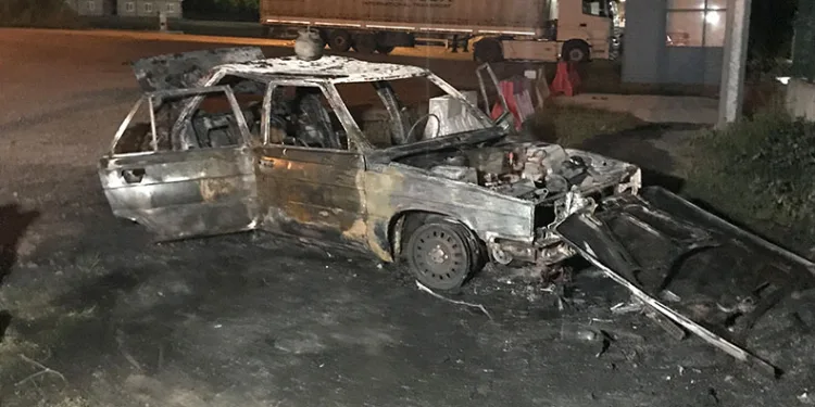 Yanan otomobili bırakıp kaçtı