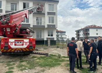 Alıkonulan kadını polis ve itfaiye kurtardı