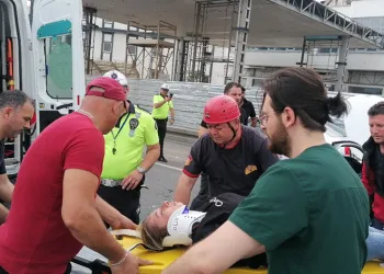 Otomobilde sıkışan kardeşleri itfaiye ekipleri kurtardı