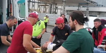 Otomobilde sıkışan kardeşleri itfaiye ekipleri kurtardı