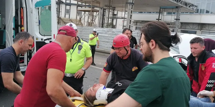 Otomobilde sıkışan kardeşleri itfaiye ekipleri kurtardı