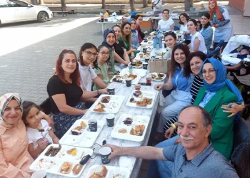 Öğrenciler mezun öğretmenler emekli oldu