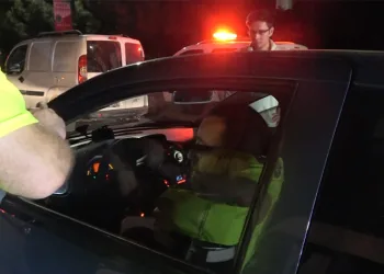 Yakalandı, direksiyon başında alkol almaya devam etti