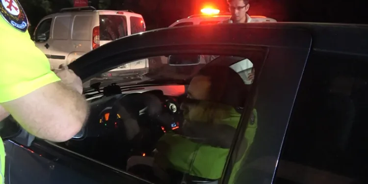 Yakalandı, direksiyon başında alkol almaya devam etti