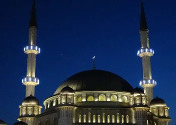 Ay ile yıldızın gökyüzünde buluşması