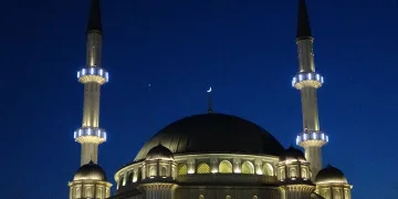 Ay ile yıldızın gökyüzünde buluşması