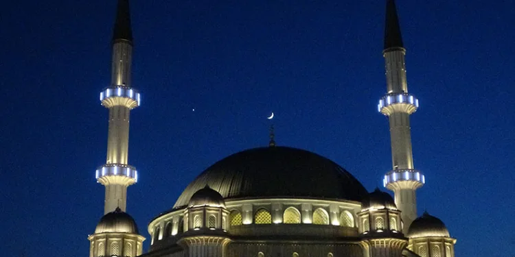 Ay ile yıldızın gökyüzünde buluşması