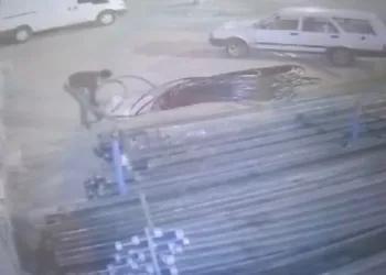 Oyalanır gibi yaptı, bakır kabloları çaldı