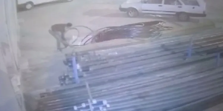Oyalanır gibi yaptı, bakır kabloları çaldı