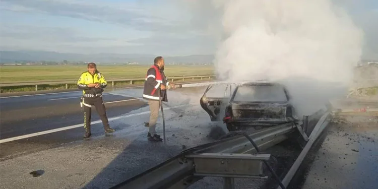 Bariyerlere çarpan otomobil alev alev yandı
