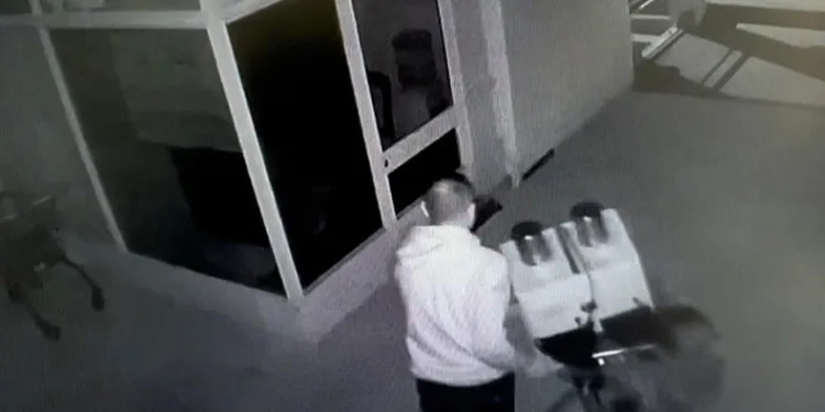 Buldukları her şeyi çalıp kaçtılar