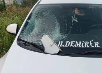 Sokak aydınlatma lambası aracın üzerine düştü