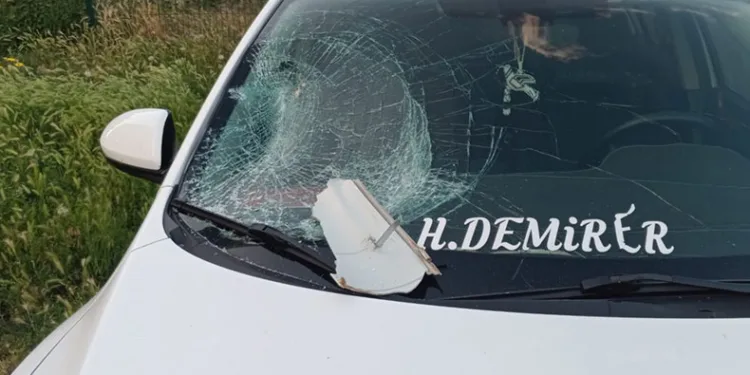 Sokak aydınlatma lambası aracın üzerine düştü