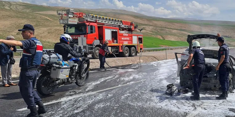 Alev alan araç küle döndü