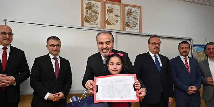 Depremzede öğrencilerin takdir başarısı