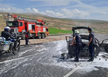Alev alan araç küle döndü