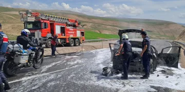 Alev alan araç küle döndü