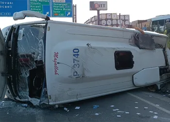 İşçileri taşıyan midibüs tıra çarptı