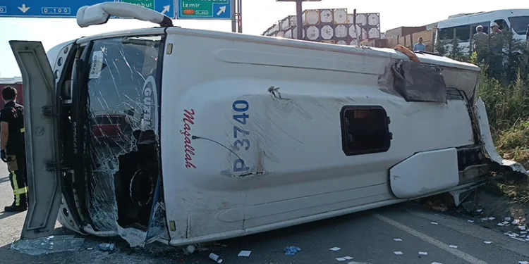 İşçileri taşıyan midibüs tıra çarptı
