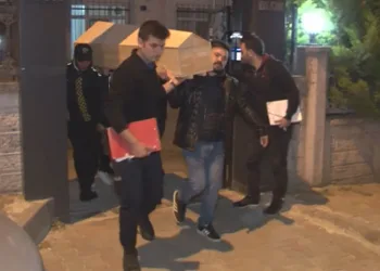 Evinin banyosunda boğazından bıçaklanmış halde bulundu