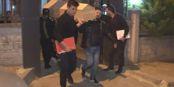Evinin banyosunda boğazından bıçaklanmış halde bulundu