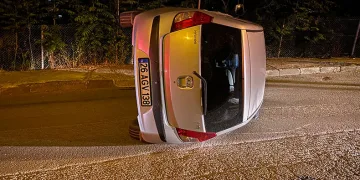 Kontrolden çıkan otomobil sokağın ortasına yan yattı