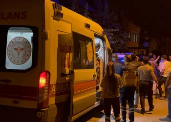 Genç kız önüne geleni bıçakladı