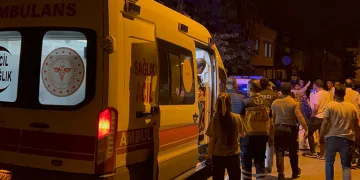 Genç kız önüne geleni bıçakladı
