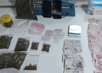 Yakalanacaklarını anlayınca uyuşturucu camdan aşağı attılar