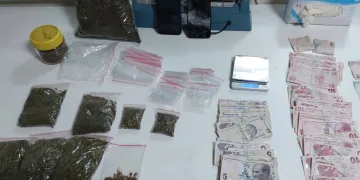 Yakalanacaklarını anlayınca uyuşturucu camdan aşağı attılar
