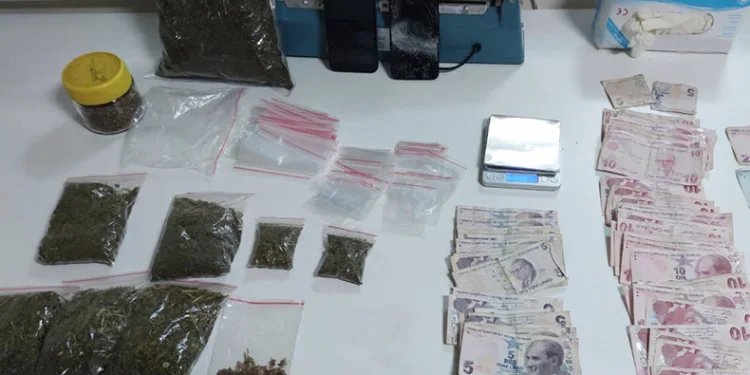 Yakalanacaklarını anlayınca uyuşturucu camdan aşağı attılar