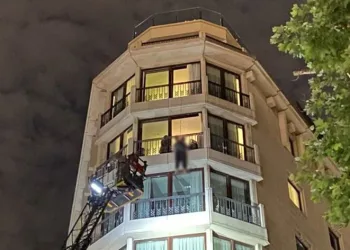 Otelin demir korkuluklarına bağladığı iple intihar etti